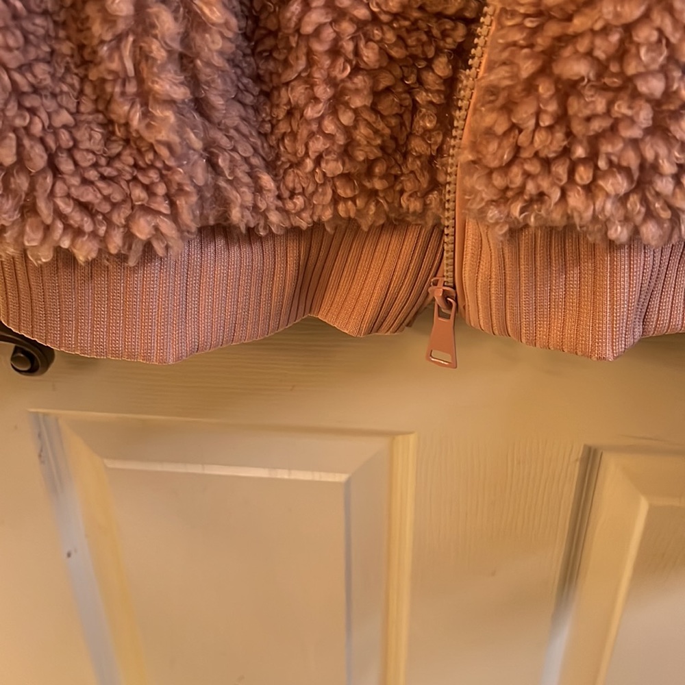 Fuzzy cropped pink jacket - Picture 3 of 4
